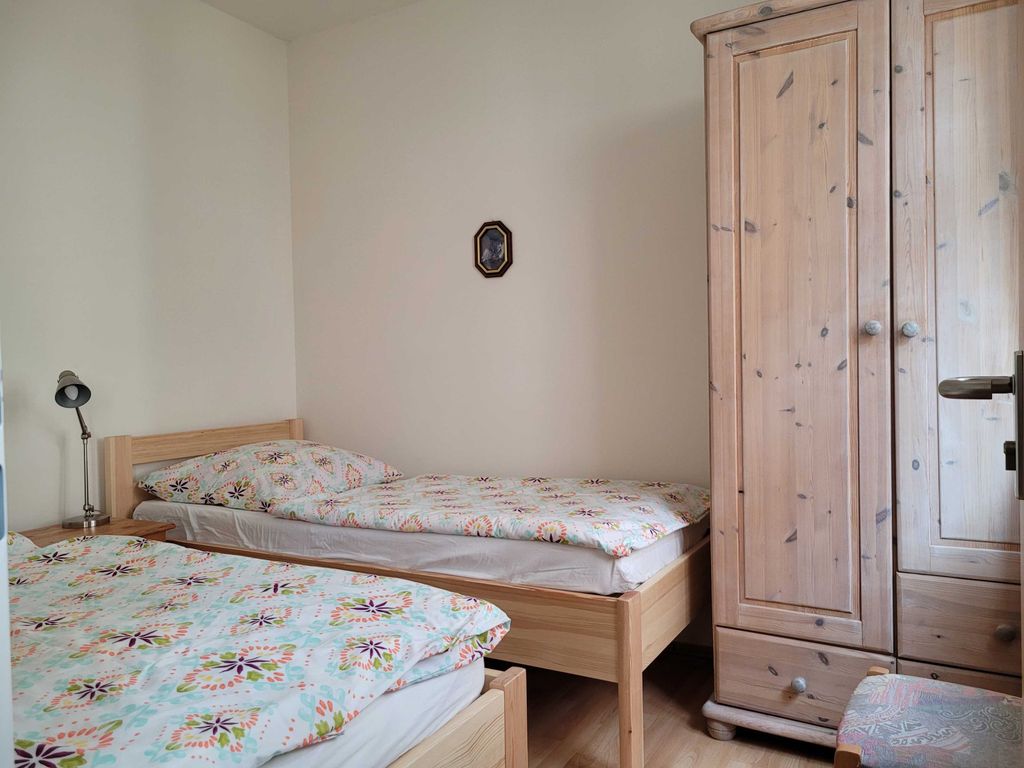 Schlafzimmer mit getrennten Betten und Kleiderschrank