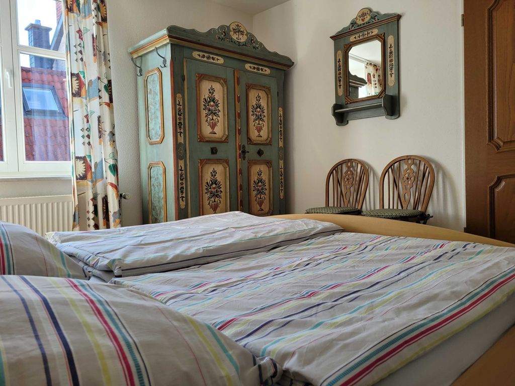 Schlafzimmer 1 mit großem Kleiderschrank und Kommode