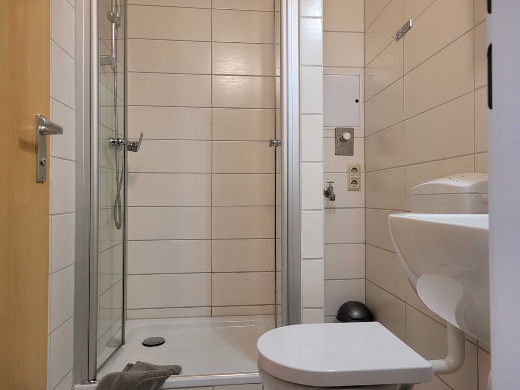 Bad mit Dusche und WC
