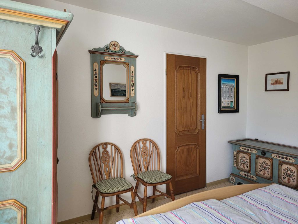 Schlafzimmer 1 mit großem Kleiderschrank und Kommode