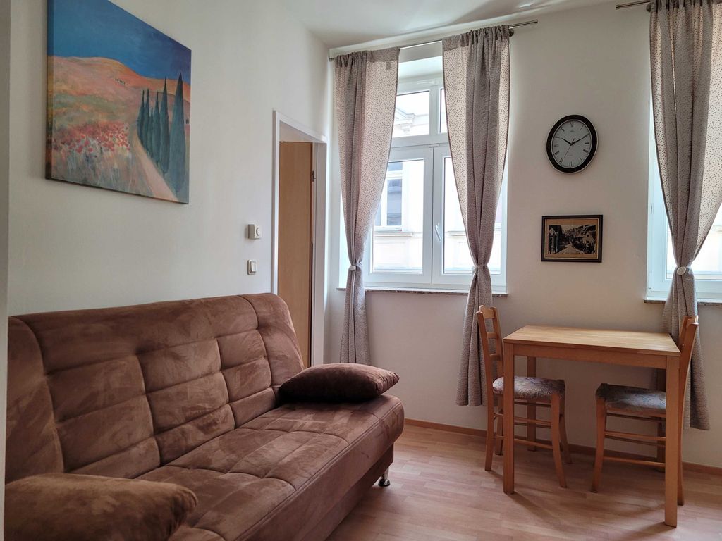 Wohnküche mit Esstisch und Couch