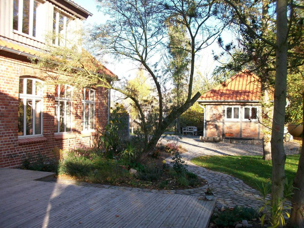 Großzügiger Garten rund um das Landhaus Alte Schule