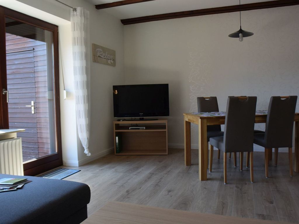 Essecke mit Flachbild-TV