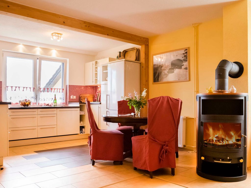 offene Küche mit Kamin im Wohnzimmerbereic