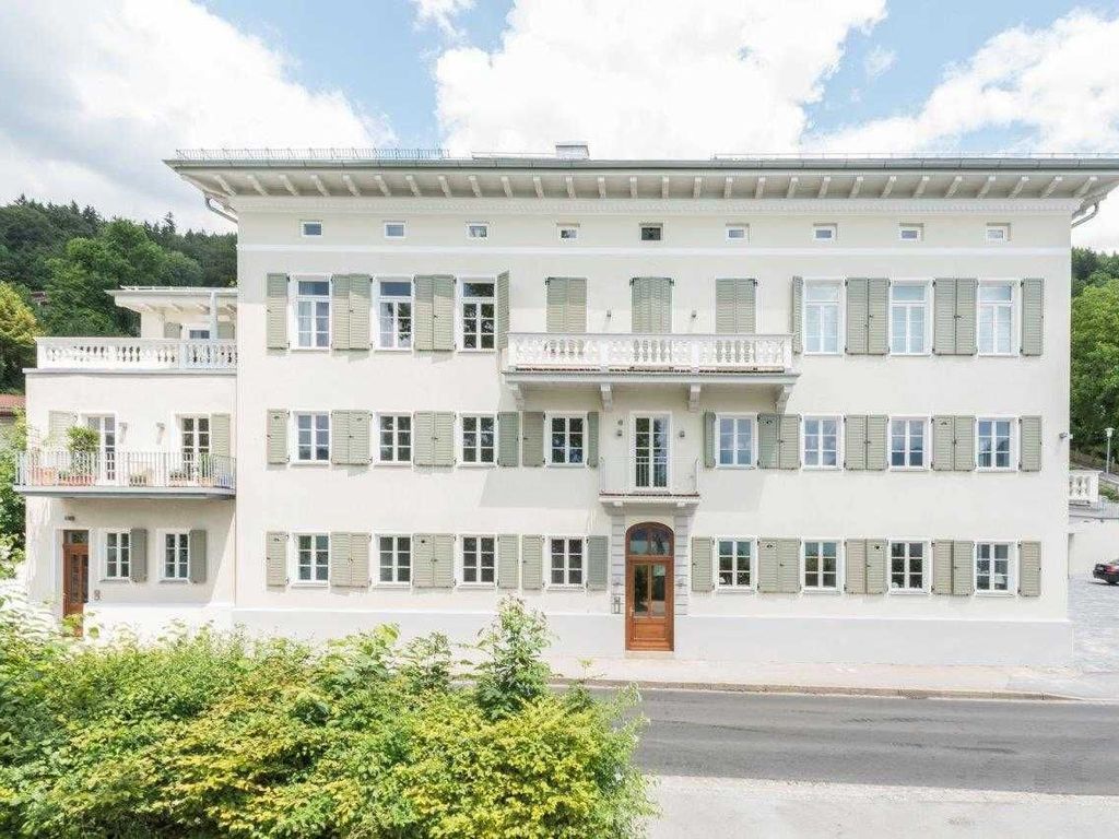 PALACE AM SEE**** von vorne
