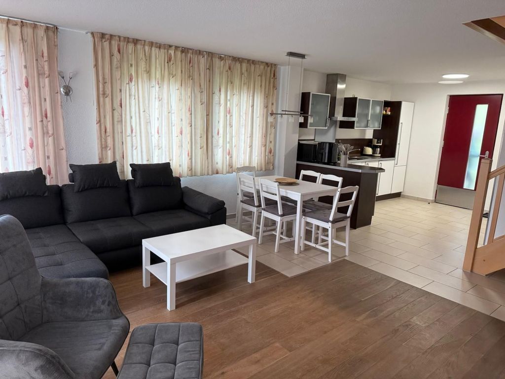Komfortabler Wohnbereich mit Sofa und TV ideal zum Entspannen nach einem Strandtag.
