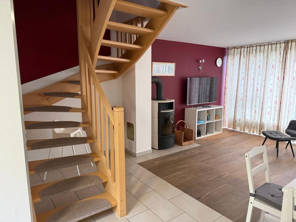 Offene Treppe mit modernem Design verbindet die Wohnbereiche stilvoll miteinander.