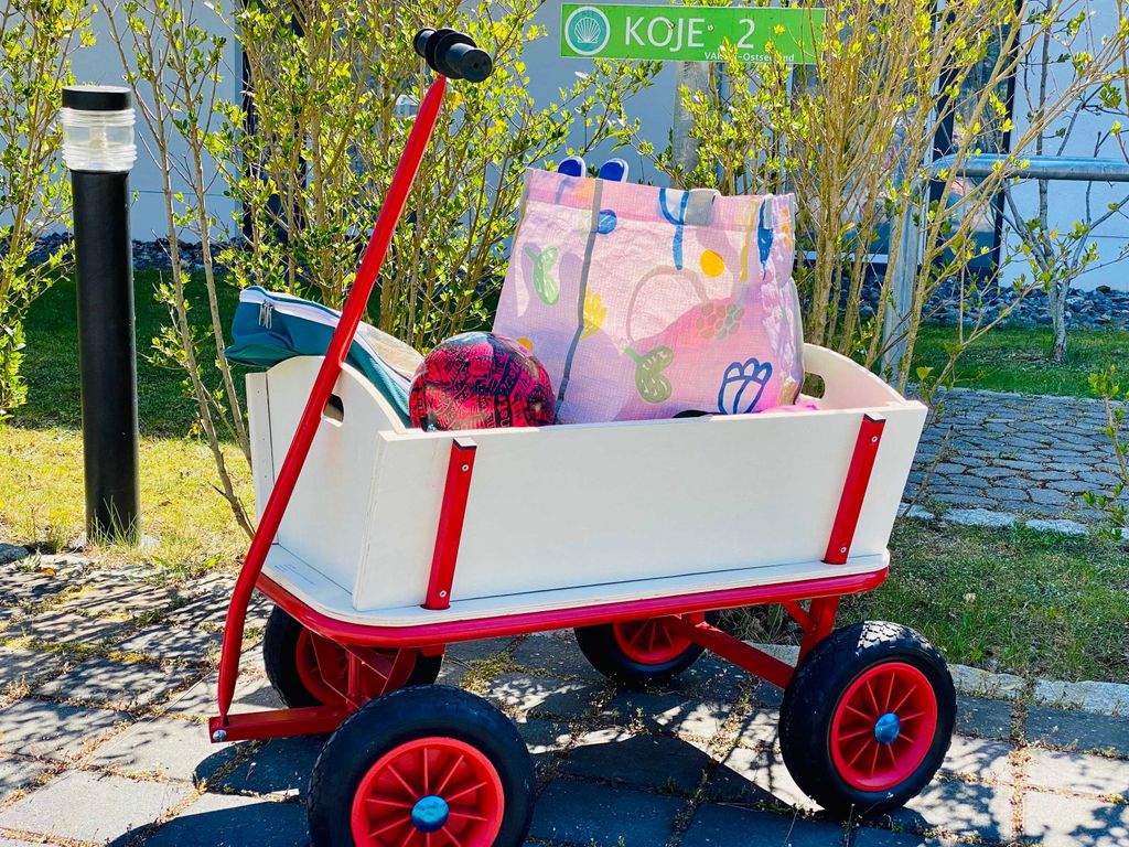 mit Bollerwagen an den Strand