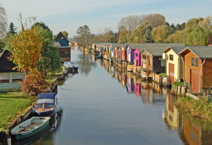 Bootshausreihe an der Peene in Neukalen
