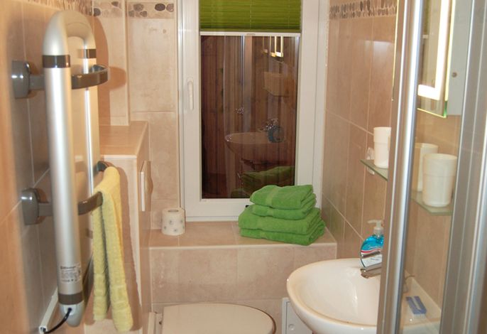 Bad mit Dusche und WC