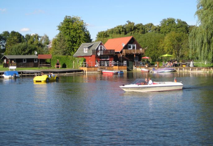 Innenstadthafen Neukalen mit Hafengastronomie. 300m vonm Ferienhaus.