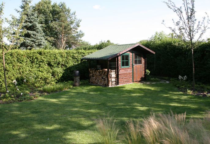 Im Gartenhaus für Gäste sind Fahrräder (Herren/Damen) sowie der Grill und Holzkohle.