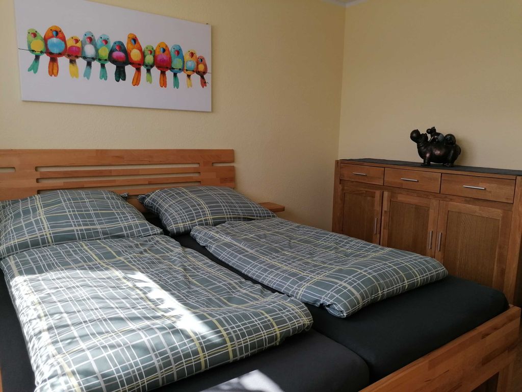 2 Schlafräume: Schlafraum 1 mit Doppelbett (1,80 x 2,00m)