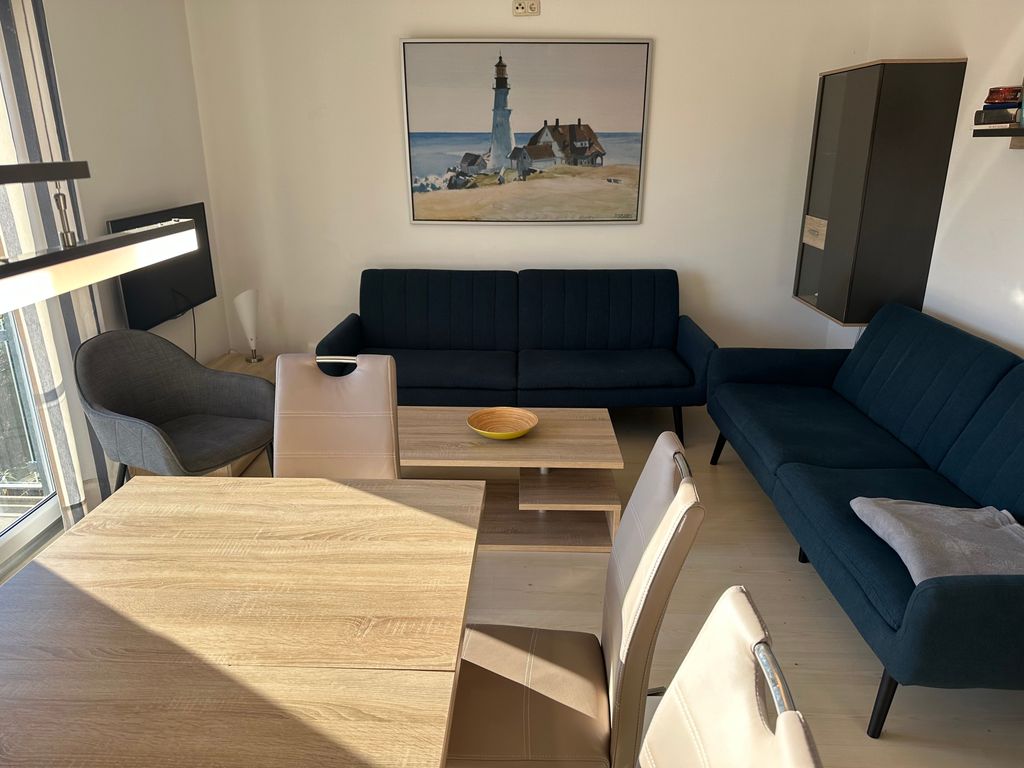 Wohnraum mit 2 x Schlafcouch und Essbereich