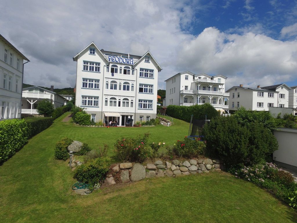 Aussenansicht der Villa Feodora mit Garten