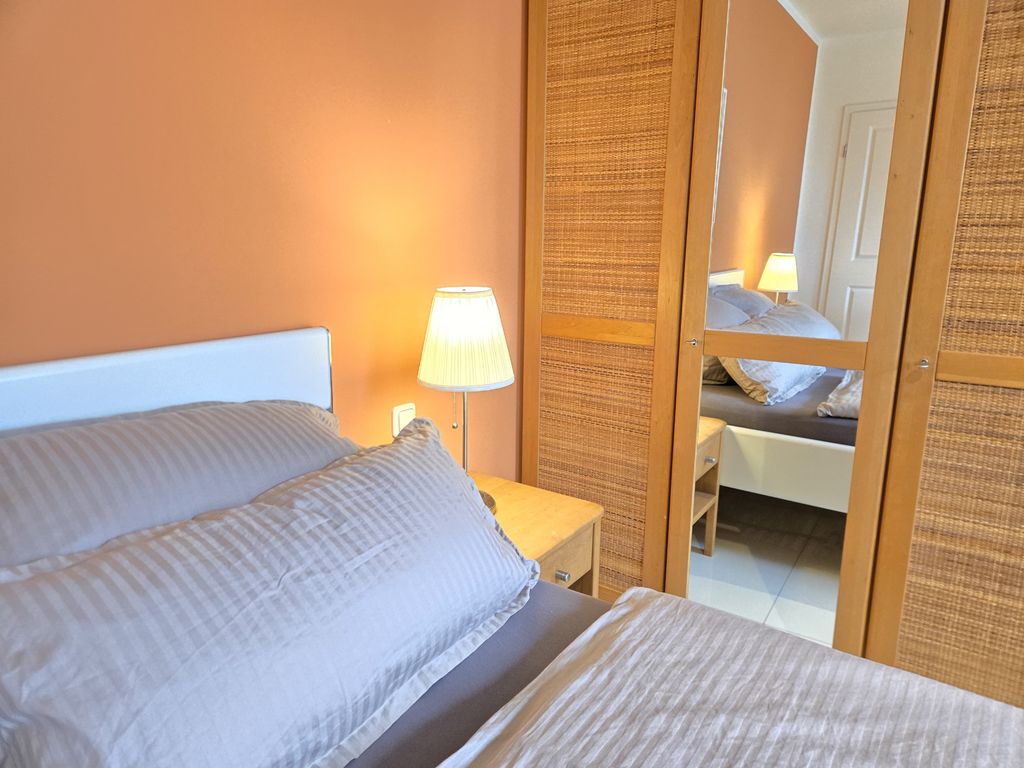 Wohn- Schlafraum mit Doppelbett
1,80 x 2,00 m