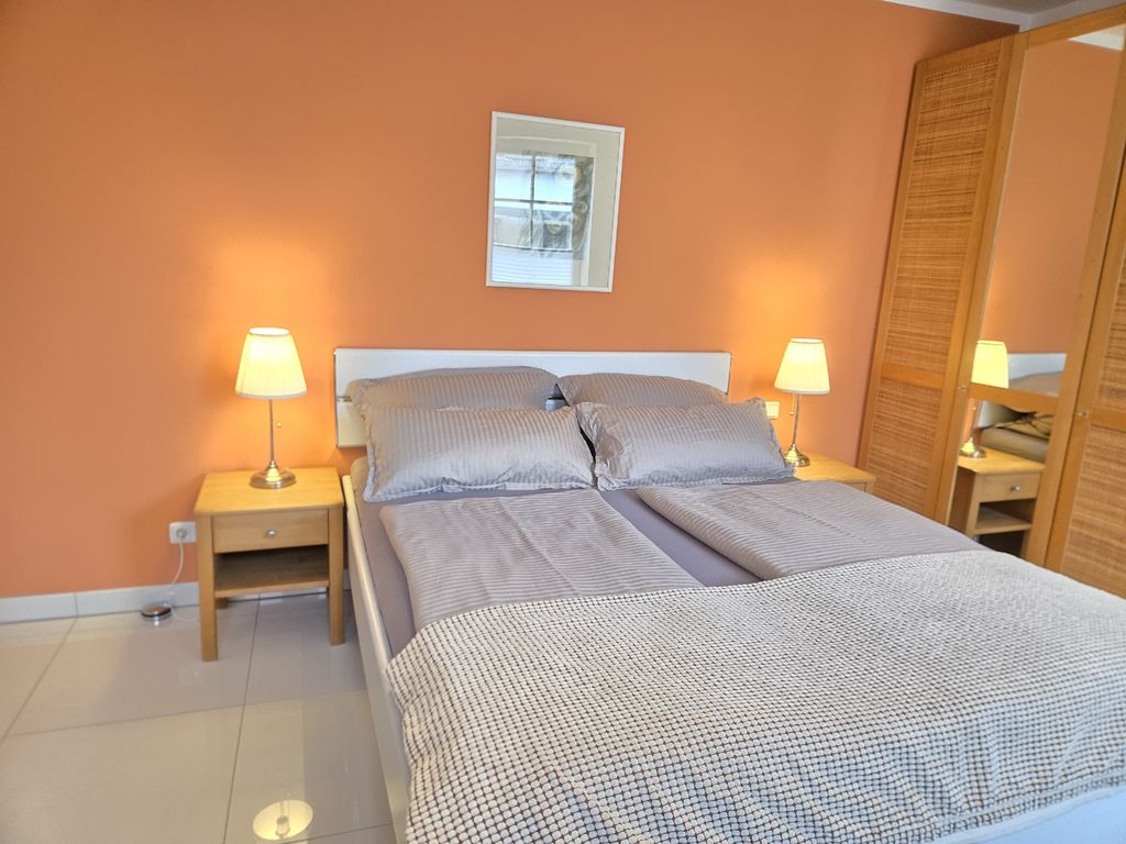 Wohn- Schlafraum mit Doppelbett
1,80 x 2,00 m