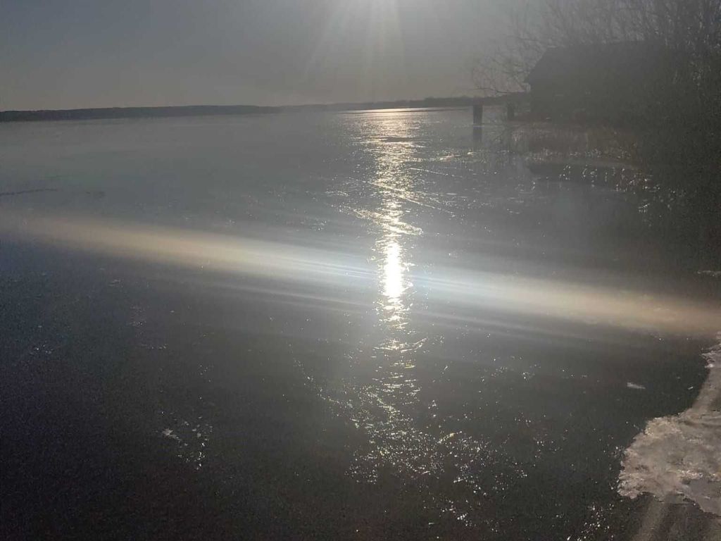 Plauer See mit leichter Eisschicht