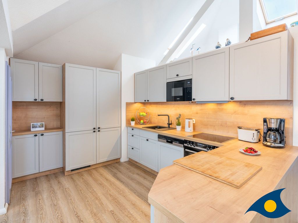 großer Wohnbereich mit offener Küche und Meerblick