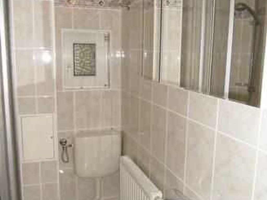 Bad mit Dusche und WC