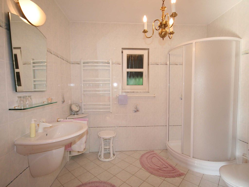 Bad mit Dusche/WC im Erdgeschoß