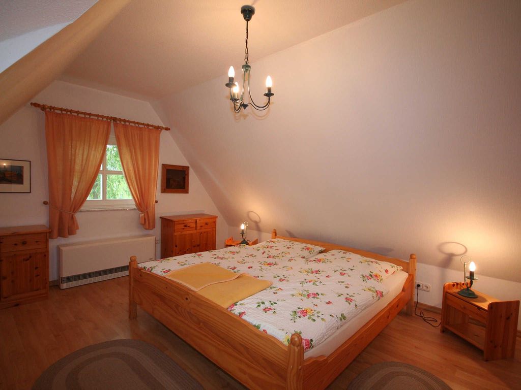 Schlafzimmer mit Doppelbett
1,80 x 2,00 m