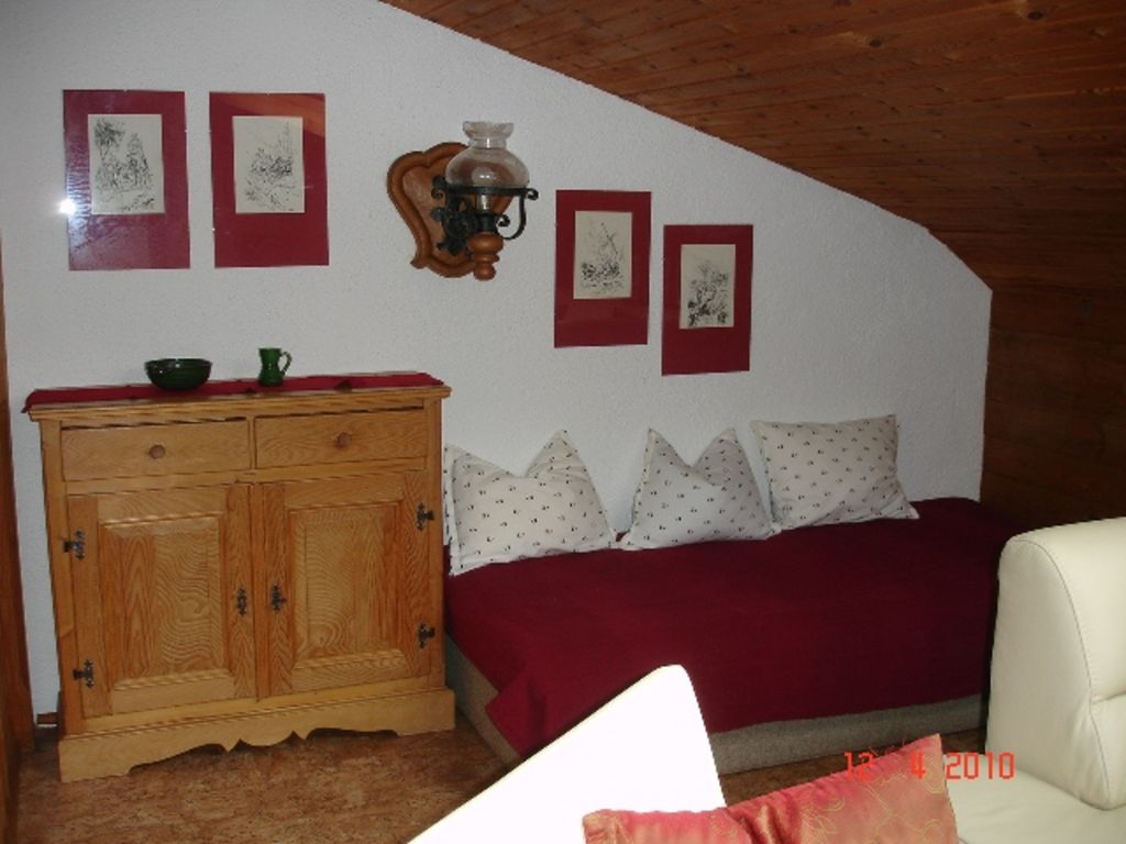 Zusatzbett im Wohnzimmer.