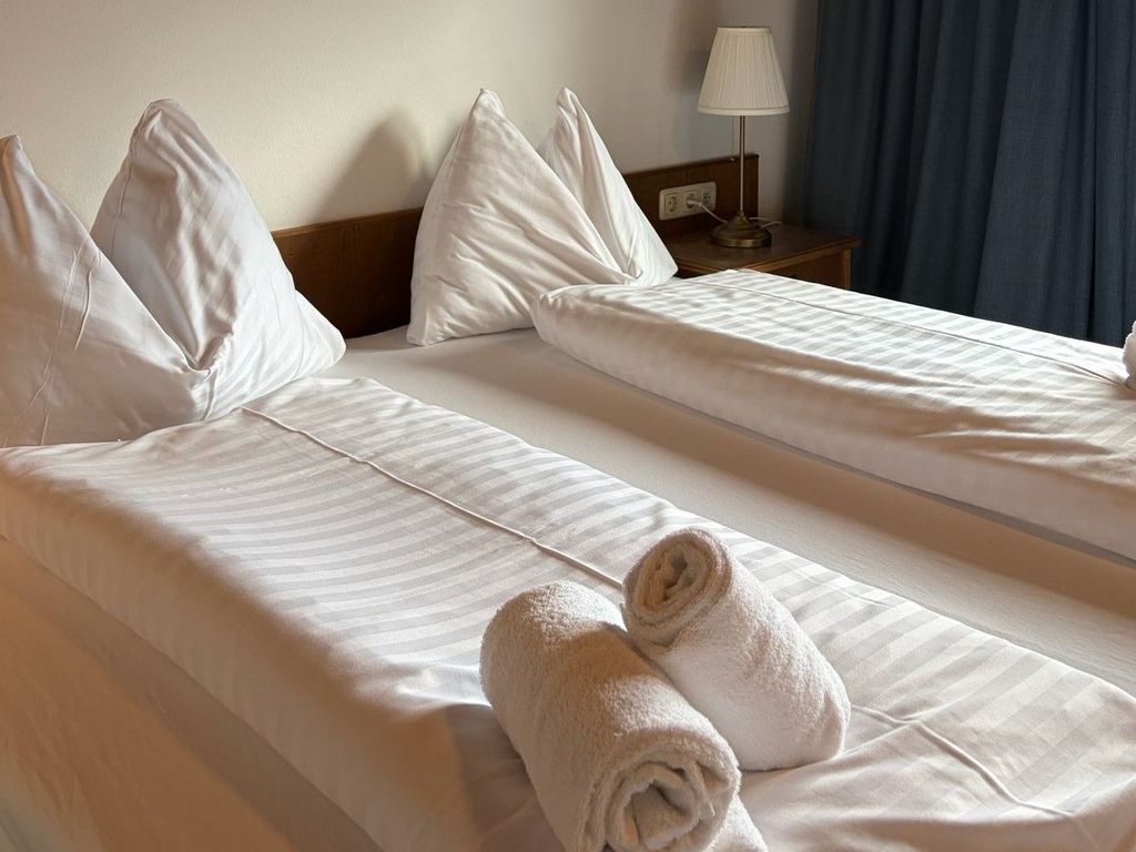 Bett im Doppelzimmer mit Balkon