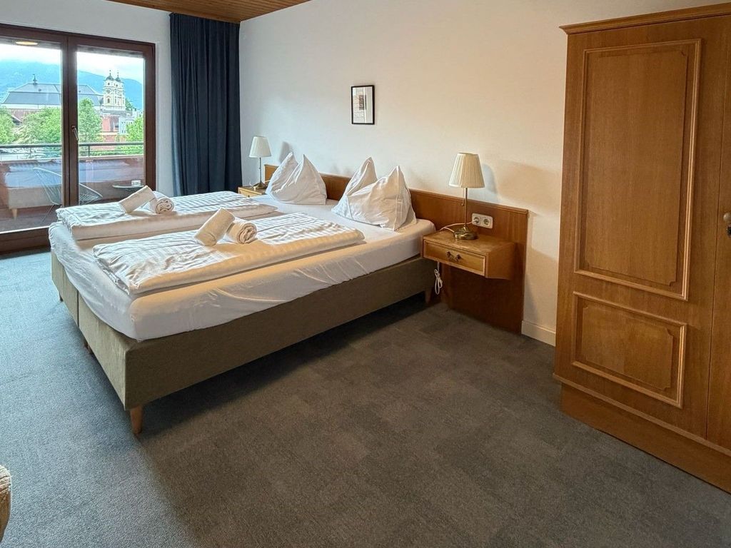 Sicht auf Bett und Balkon