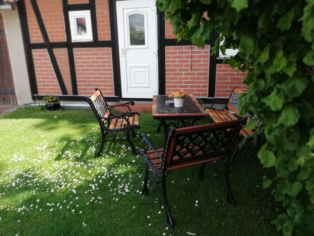 Tisch im Garten