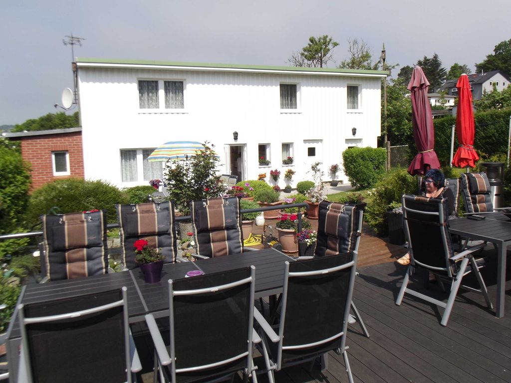 Ansicht auf das Haus mit der Ferienwohnung und dem Ferienzimmer sowie der Gemeinschaftsterrasse