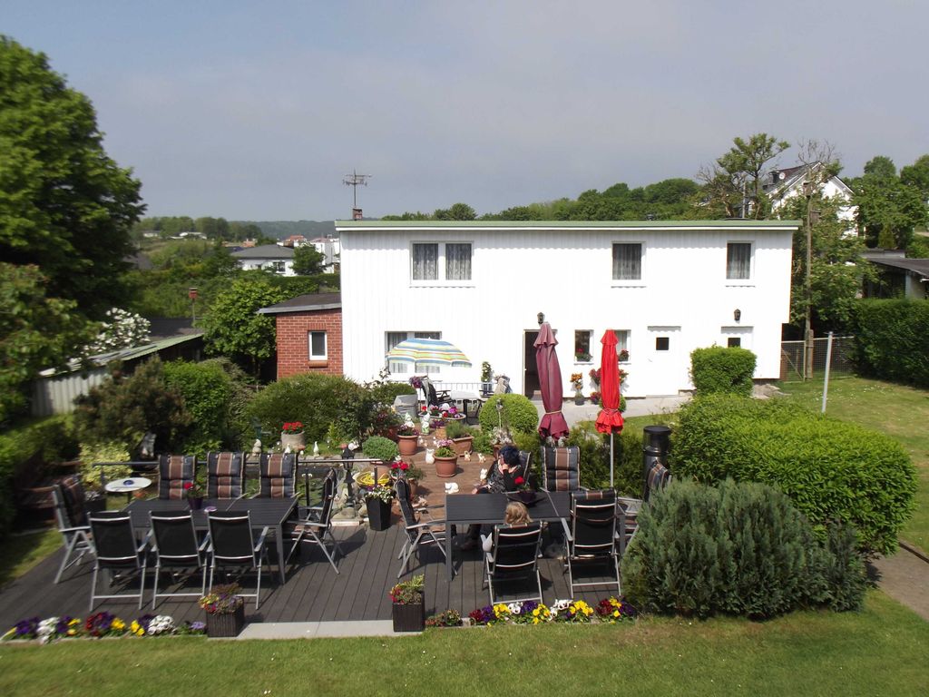 Ansicht auf das Haus mit der Ferienwohnung und dem Ferienzimmer sowie der Gemeinschaftsterrasse