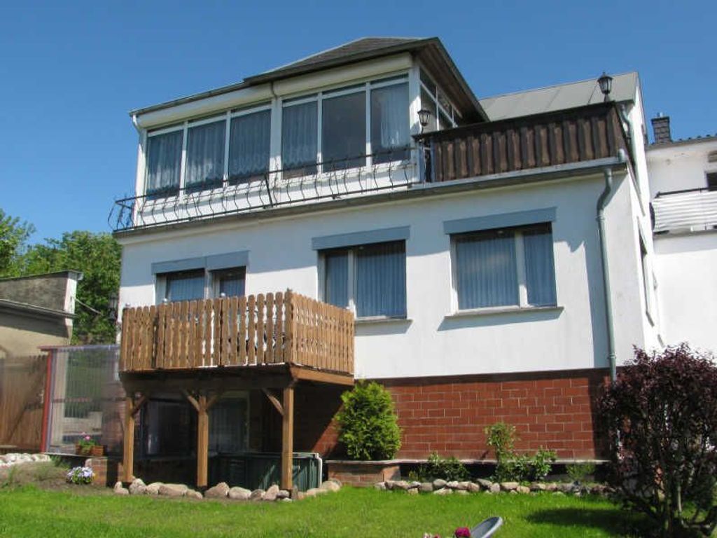 Ansicht auf das Haus mit der großen FeWo
