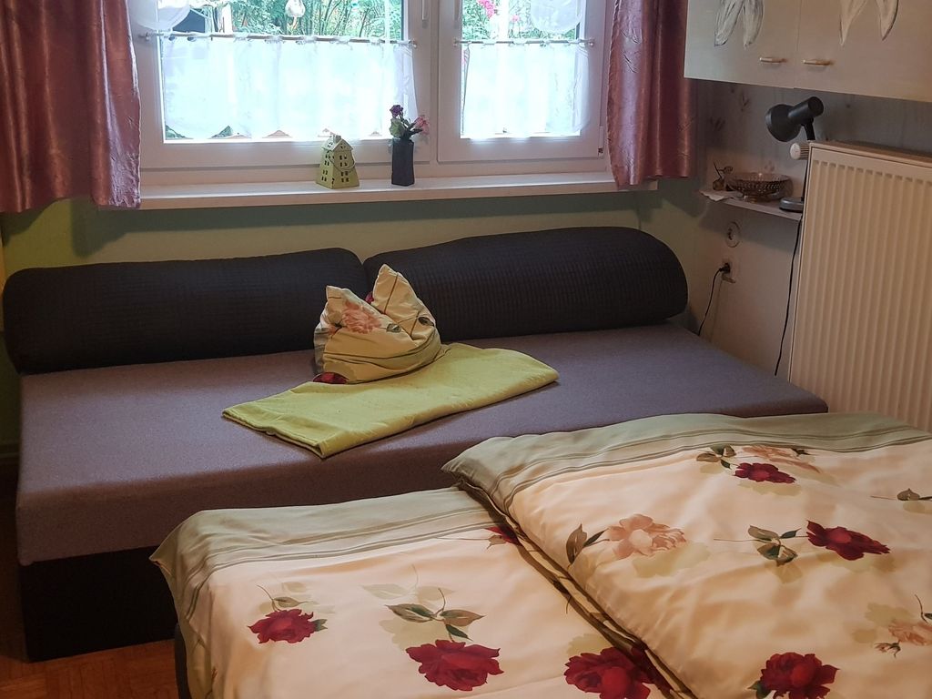 Schlafzimmer mit Doppelbett und Einzelbett