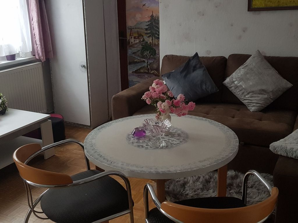 Wohnzimmer mit ausziehbarer Couch