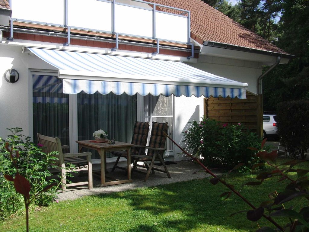 große Terrasse mit Markise als Sonnen- oder Regenschutz