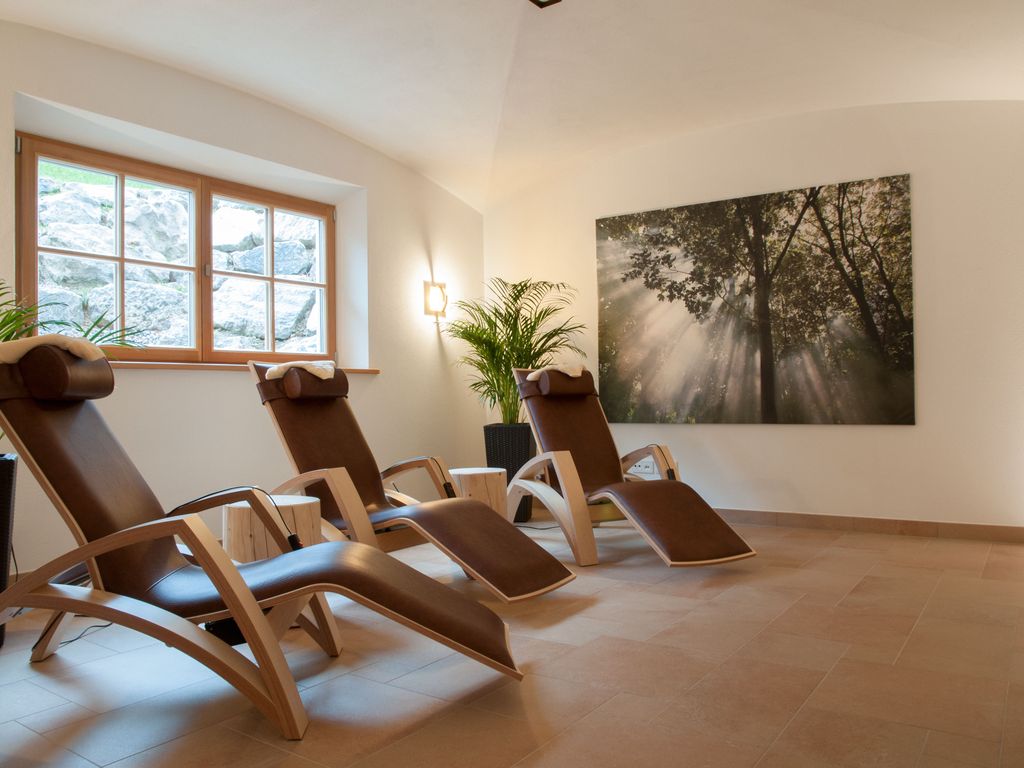 Wellnessbereich mit Wärmeliegen