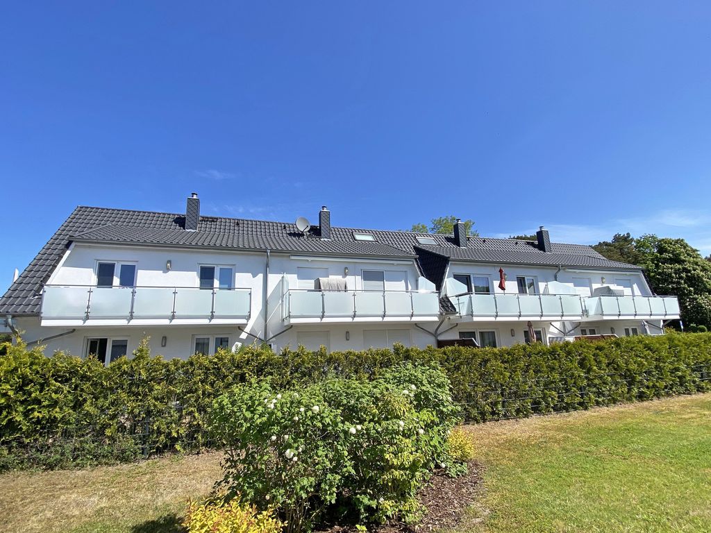 Haus Sanddorn Thiessow – moderne weiße Küche mit Essplatz