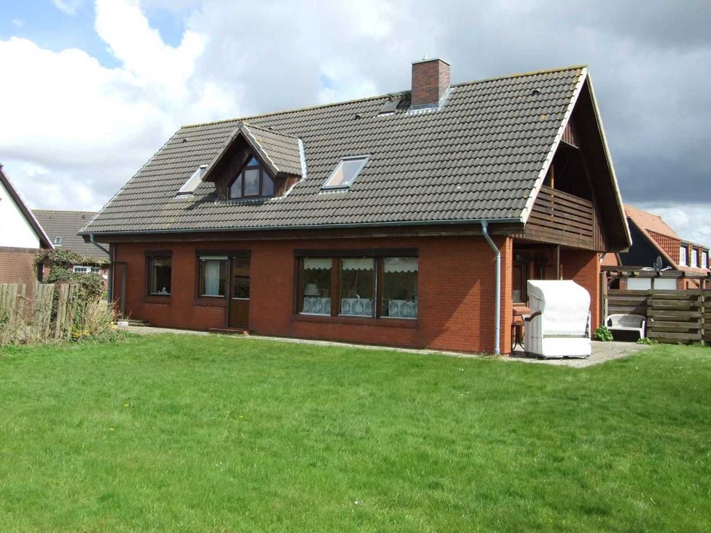 Blick vom Garten zum Haus. Die Ferienwohnung befindet sich im 1. OG