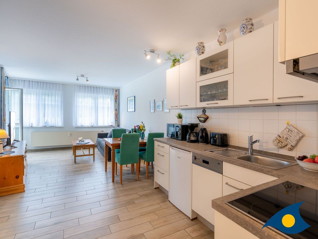 Wohnbereich mit offener Küche und Zugang zur Terrasse