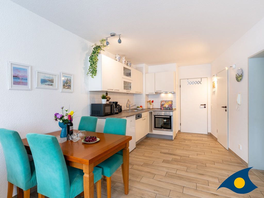 Wohnbereich mit offener Küche und Zugang zur Terrasse