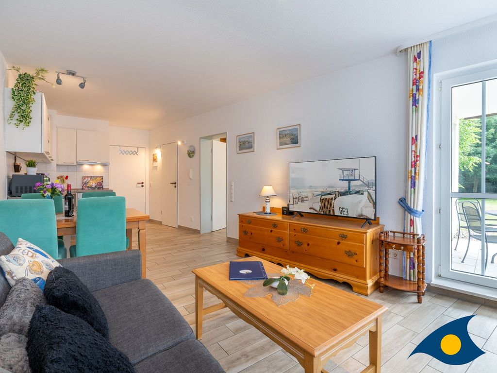 Wohnbereich mit offener Küche und Zugang zur Terrasse
