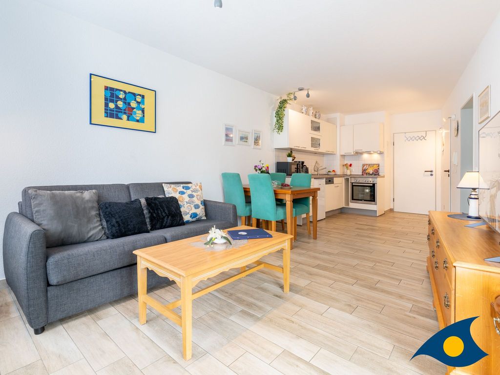 Wohnbereich mit offener Küche und Zugang zur Terrasse