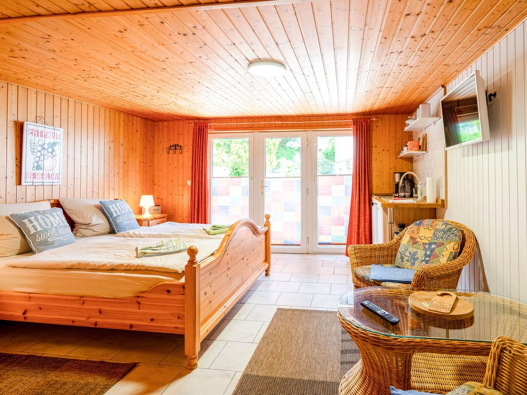 Doppelbett, Sitzbereich und TV