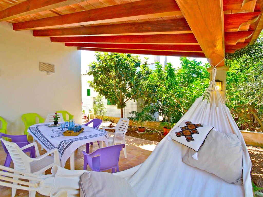 Terrasse mit Esstisch und Hängematte