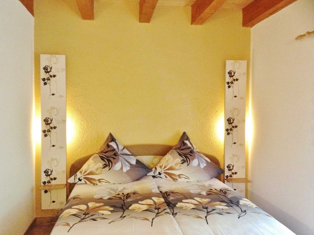 Doppelbett im kombinierten Wohn-Schlafbereich