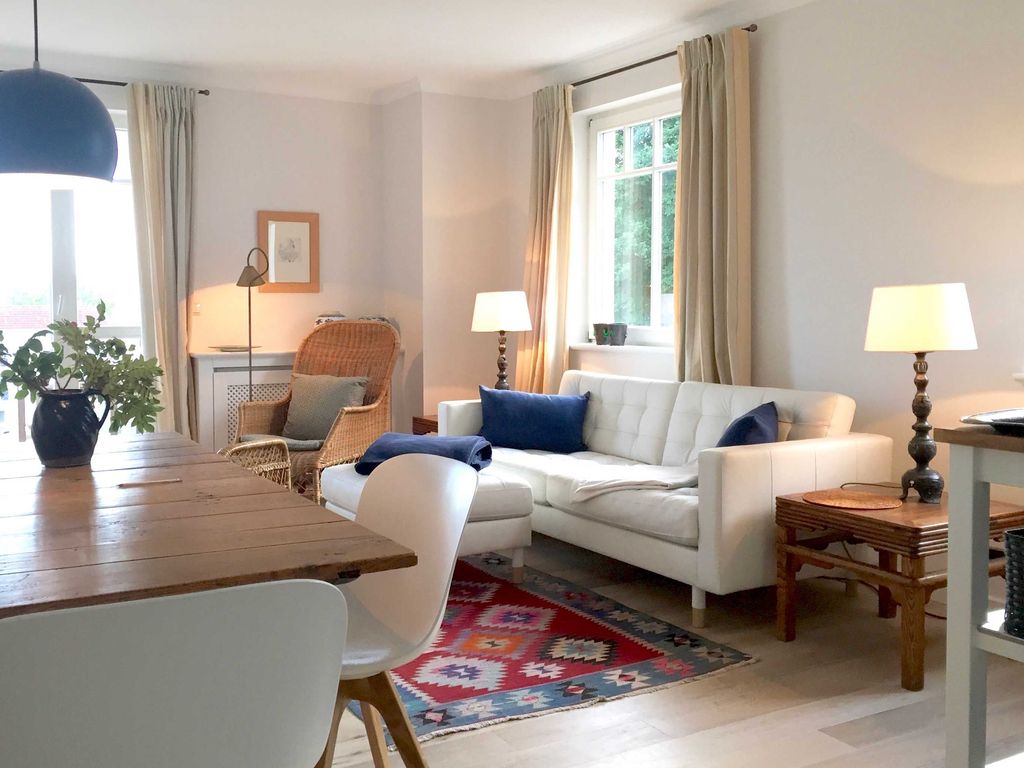 Helles, freundliches Wohnzimmer mit breitem Zugang zum Sonnenbalkon
