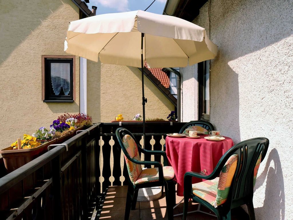 Auf dem Südbalkon den Kaffee genießen