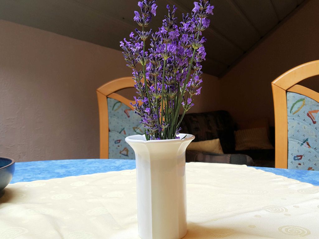 Blumendekoration im Essbereich
