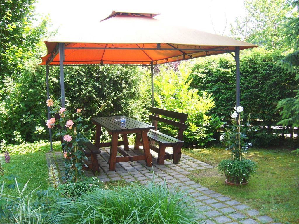 Pavillon im Garten mit Liegewiese
